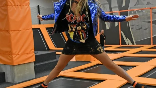 Супер тяло със скачане на батут (видео)