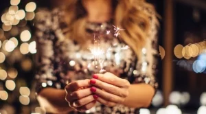 4 блестящи тоалета за новогодишната нощ с дрехи от гардероба