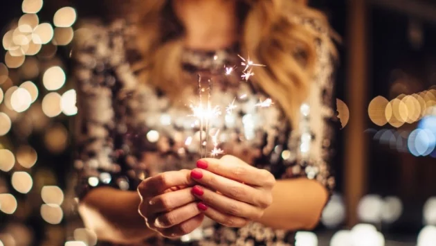 4 блестящи тоалета за новогодишната нощ с дрехи от гардероба