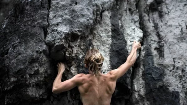 Атлети се съблякоха за добра кауза (СНИМКИ)