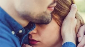 На жената й става топло, когато някой мъж я вземе под крилото си