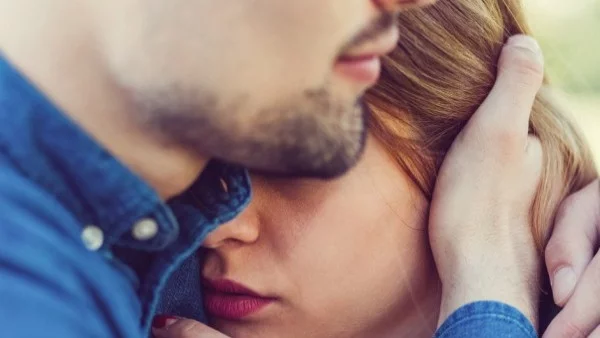 На жената й става топло, когато някой мъж я вземе под крилото си