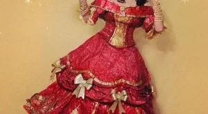 Жена прави рокли от опаковъчна хартия след Коледа