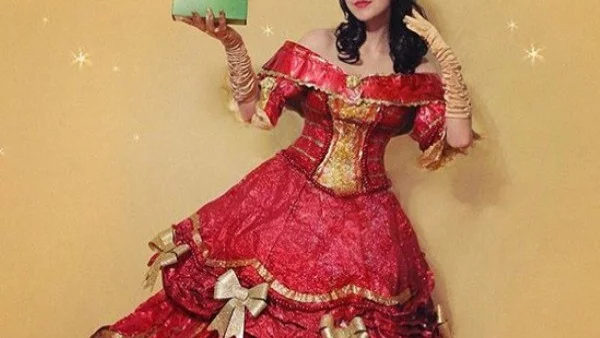 Жена прави рокли от опаковъчна хартия след Коледа