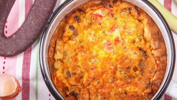 Фритата с наденица и праз