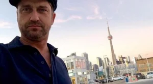 Джерард Бътлър честити новата година със своята "Шушка" от България (СНИМКА)