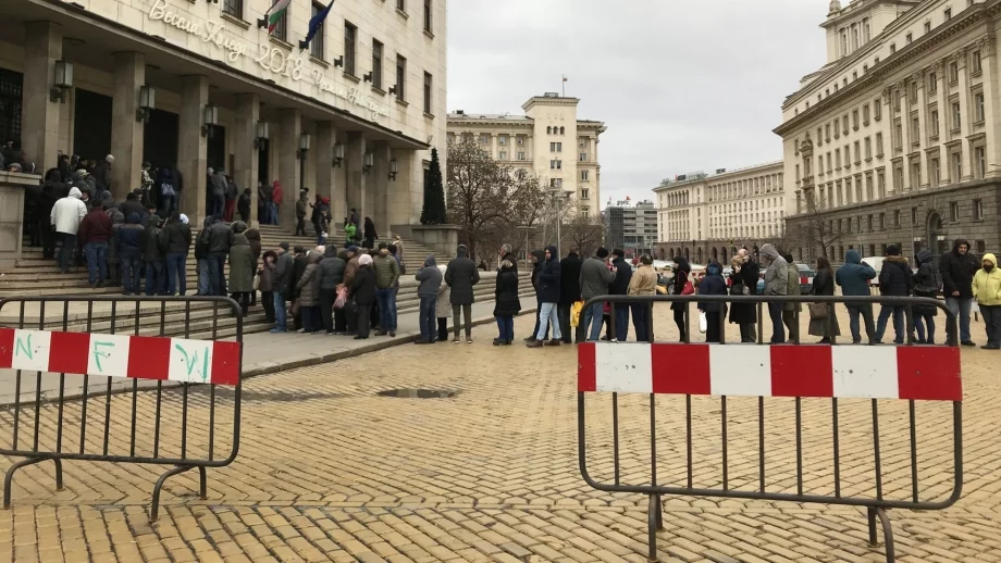 Пред БНБ отново се извиха опашки заради монетата за европредседателството