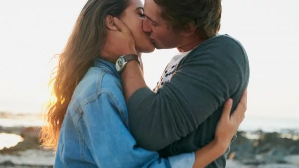 Как целуват различните зодии - част 1