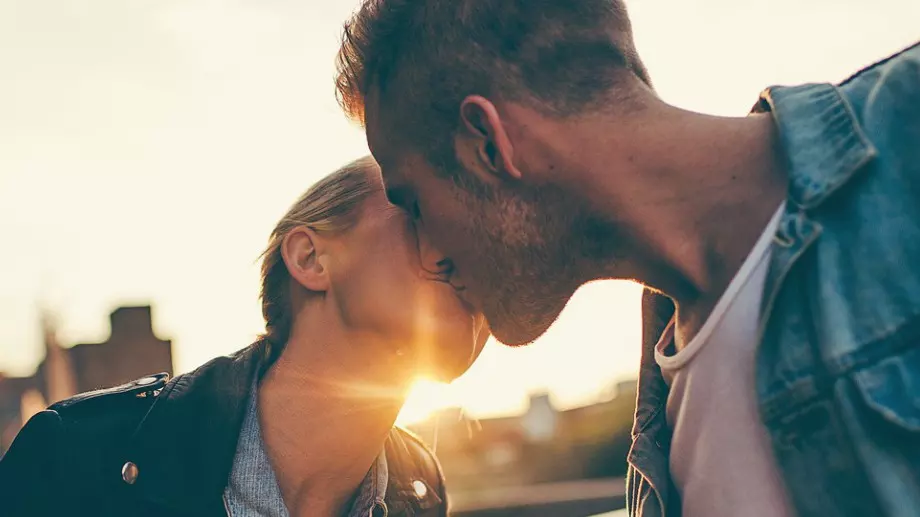 10 причини защо той ви целува на първа среща