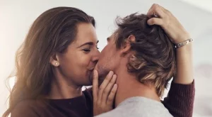 Как целуват различните зодии - част 3