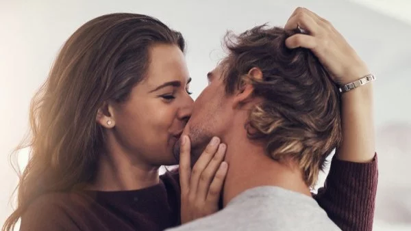 Как целуват различните зодии - част 3