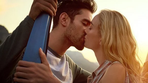 Как целуват различните зодии - част 2