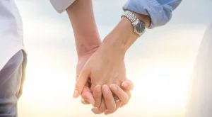 Докосването на любимия  намалява болката