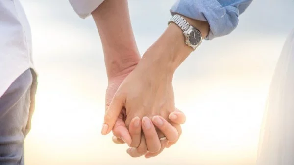 Докосването на любимия  намалява болката