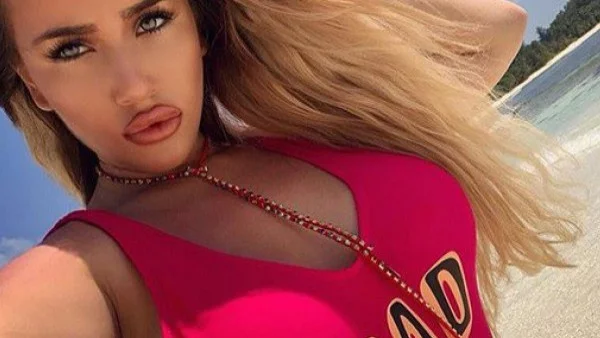 Гери-Никол показа секси тяло по бански (снимки)