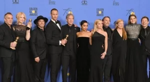 Продават черни тоалети от Златните глобуси на търг