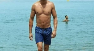 Крисчън Грей пропя (видео)