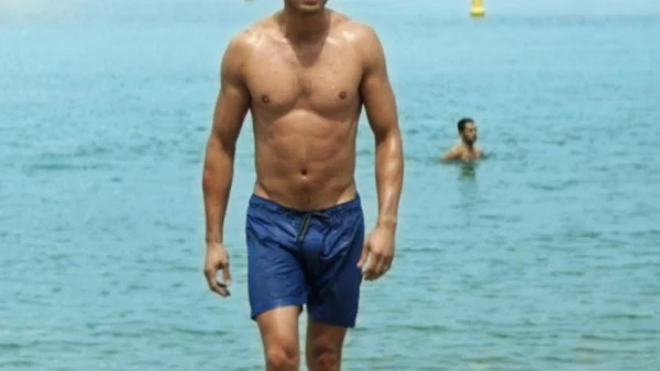 Крисчън Грей пропя (видео)