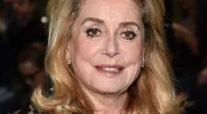 Катрин Деньов продава на търг лична колекция от Ив Сен Лоран