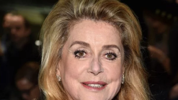 Катрин Деньов продава на търг лична колекция от Ив Сен Лоран