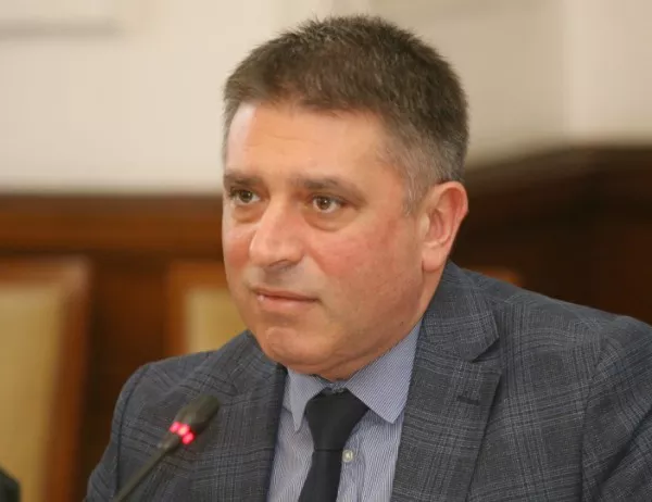 Данаил Кирилов обяви, че Корнелия Нинова е участвала само в 37 от 1000 гласувания