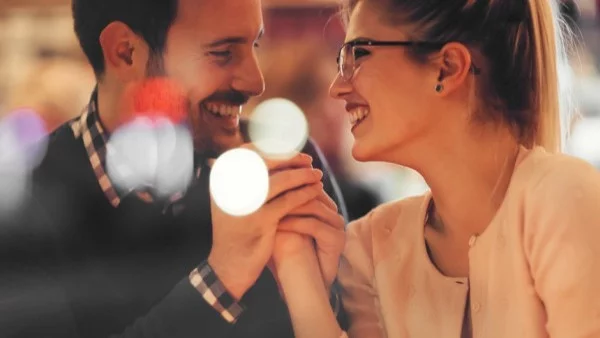 Ето какво се случва с тялото ни, когато флиртуваме