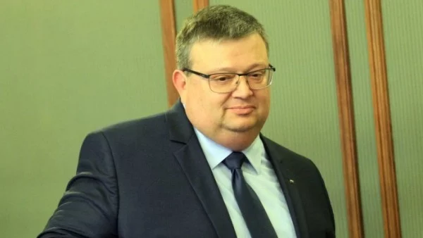 Цацаров се оплаква, че съдът му пречи да опита да осъди депутат от БСП