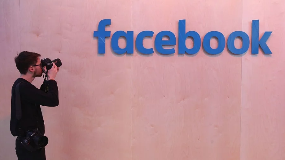 Facebook временно спря 200 приложения