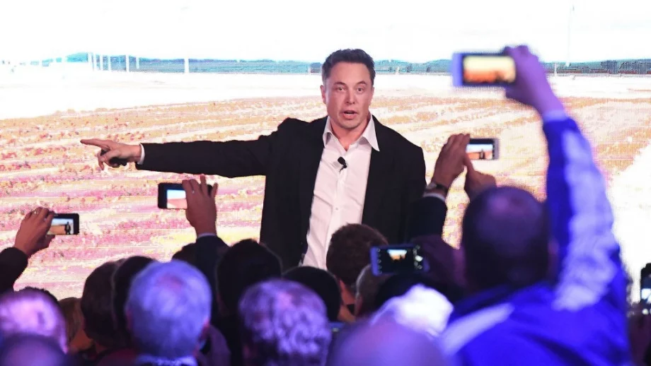 Безпилотните камиони на Мъск извършиха първа доставка