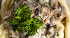 Паста със сметаново-гъбен сос