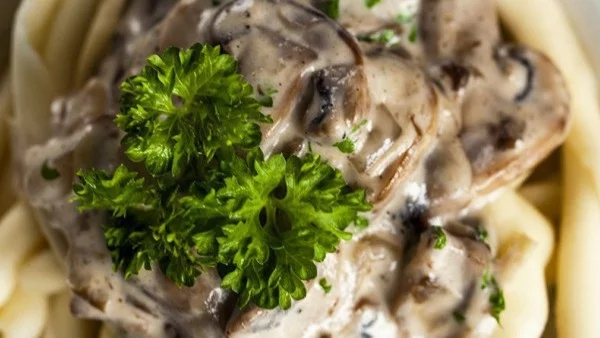 Паста със сметаново-гъбен сос