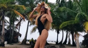 Претърсиха Мис Плеймейт 2017 за наркотици 