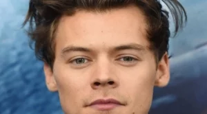  Хари Стайлс пусна тениски за борбата с COVID-19