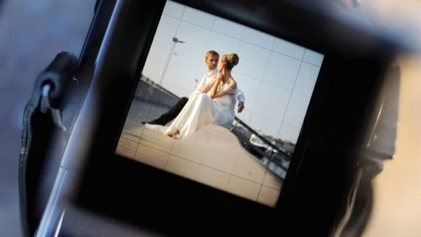 Екстремни снимки и нетрадиционни локации хит в сватбената фотография