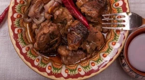 Свински кебап с лук в плик за печене