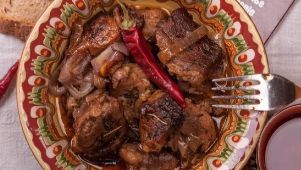 Свински кебап с лук в плик за печене