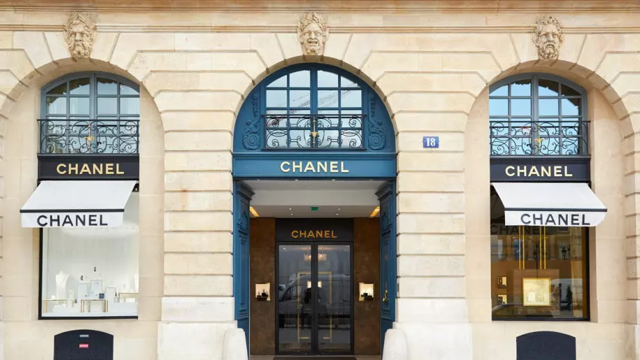 Руски инфлуесъри унищожават чантите си Chanel в знак на протест (ВИДЕО)