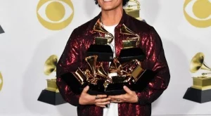 Бруно Марс триумфира на Грамите (видео)
