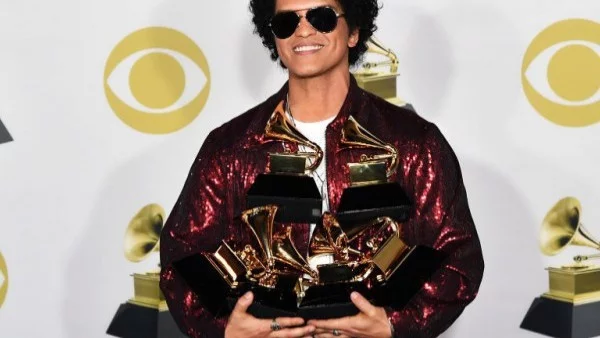 Бруно Марс триумфира на Грамите (видео)