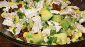 Салата с пиле, авокадо и сушени домати 