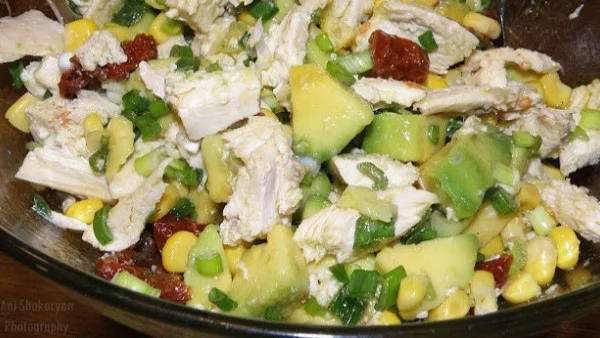 Салата с пиле, авокадо и сушени домати