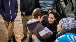 Джоли посети бежански лагер с дъщерите си