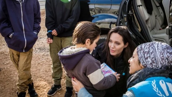 Джоли посети бежански лагер с дъщерите си