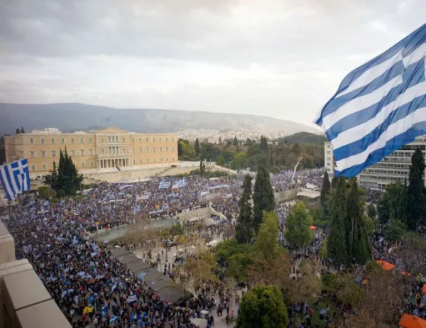 Гърция вече е с бюджет без излишък и запази пенсиите, но за сметка на други блага