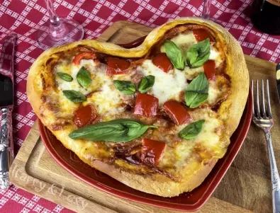 Затворена пица Маргарита по италианска рецепта