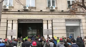 Протестиращи отново поискаха оставката на Нено Димов 