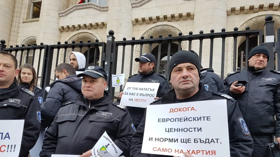 Отпускат 15 млн. лева за служителите на затворите