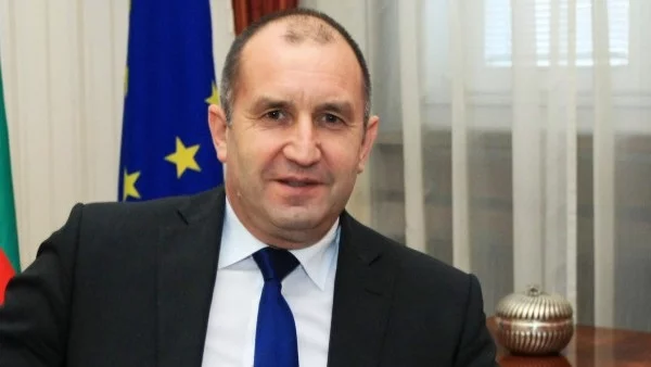 Президентът Радев се перчи с мускули (снимки)