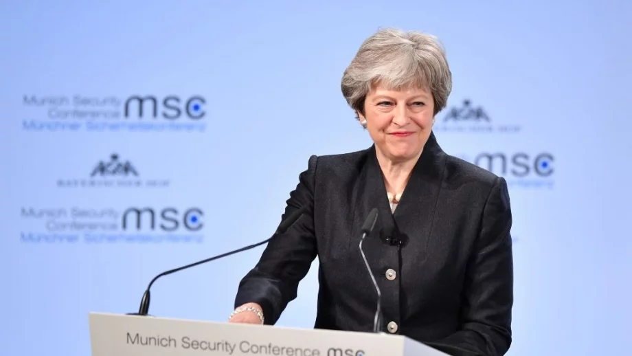 Тереза Мей оцеля след вота на недоверие. Какво следва около Brexit?