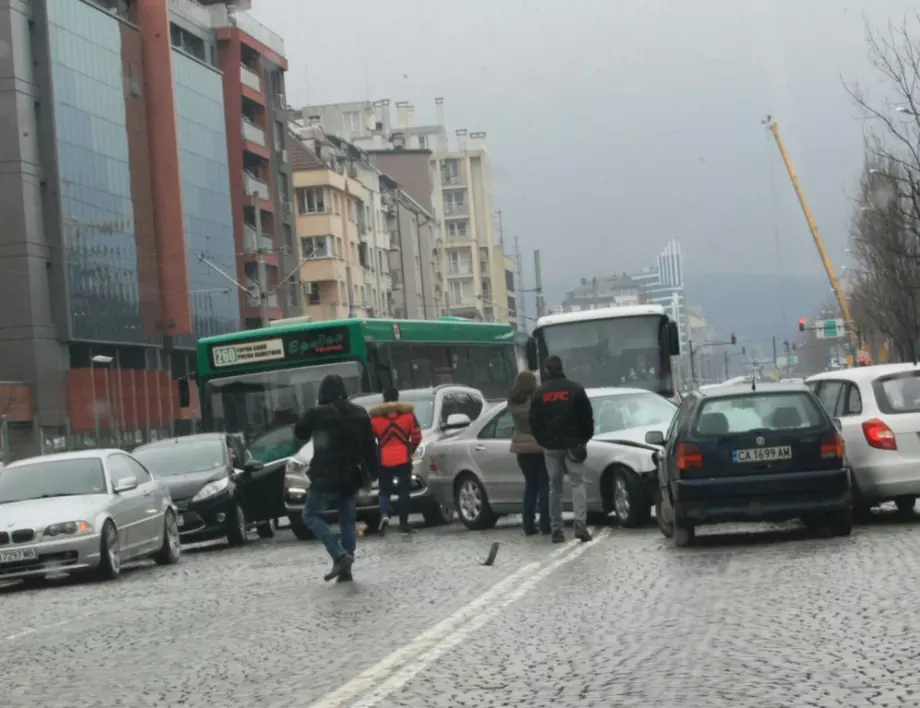 10 коли и два тира се удариха на Околовръстното в София